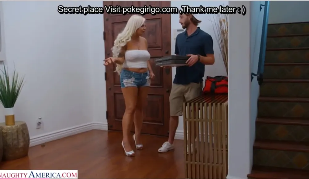 Deliver some food to my best friend mom - Milf