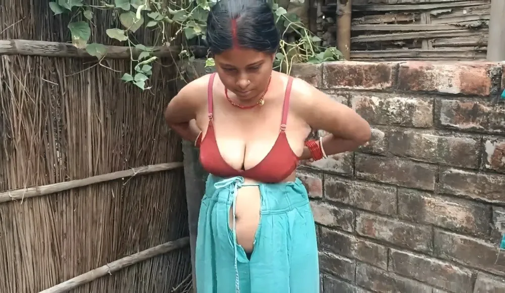 Desi Village Bhabhi Amrita Cock Sucked While Outdoor Bathing And Drunk Cum