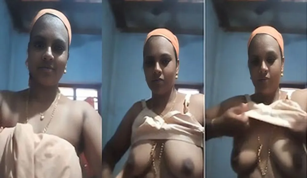 Indian Bhabhi Shows Her Boobs