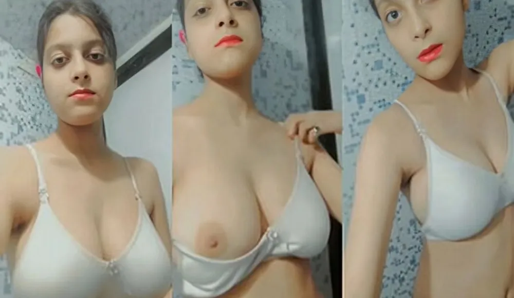 Sexy Indian Girl Shows Her Boobs Bathroom