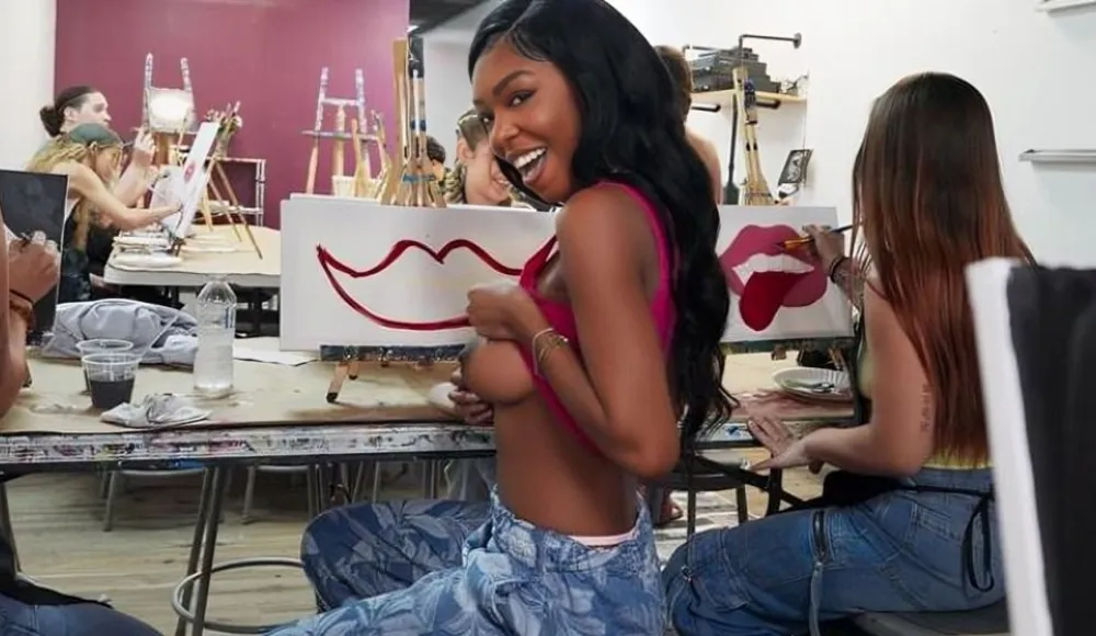 [Mofos] Munro Blaxxx - Painting Class Ass