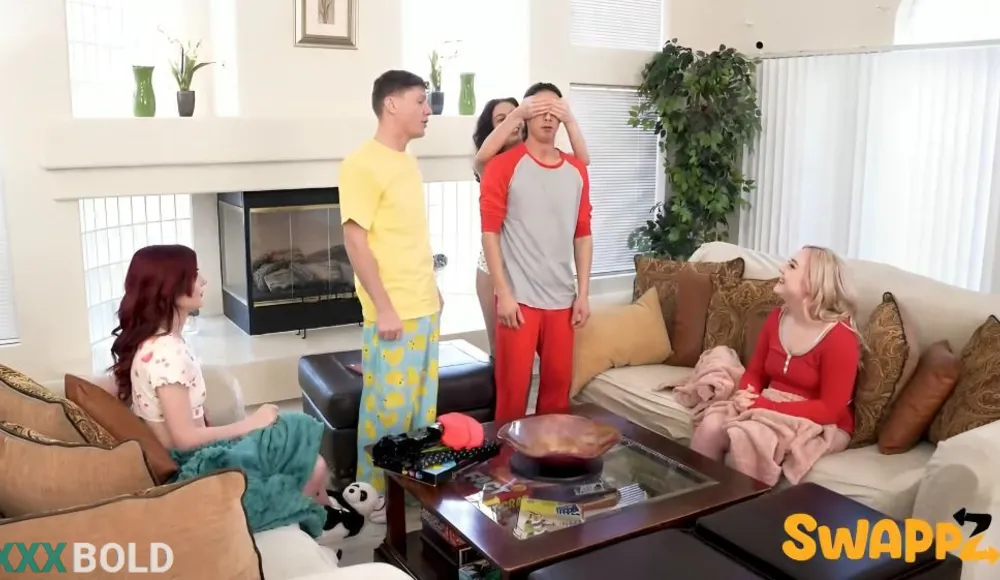 [SisSwap] Satine Summers, Eva Nyx, Rosalyn Sphinx - Blindfolded Foursome - Game Night Swap