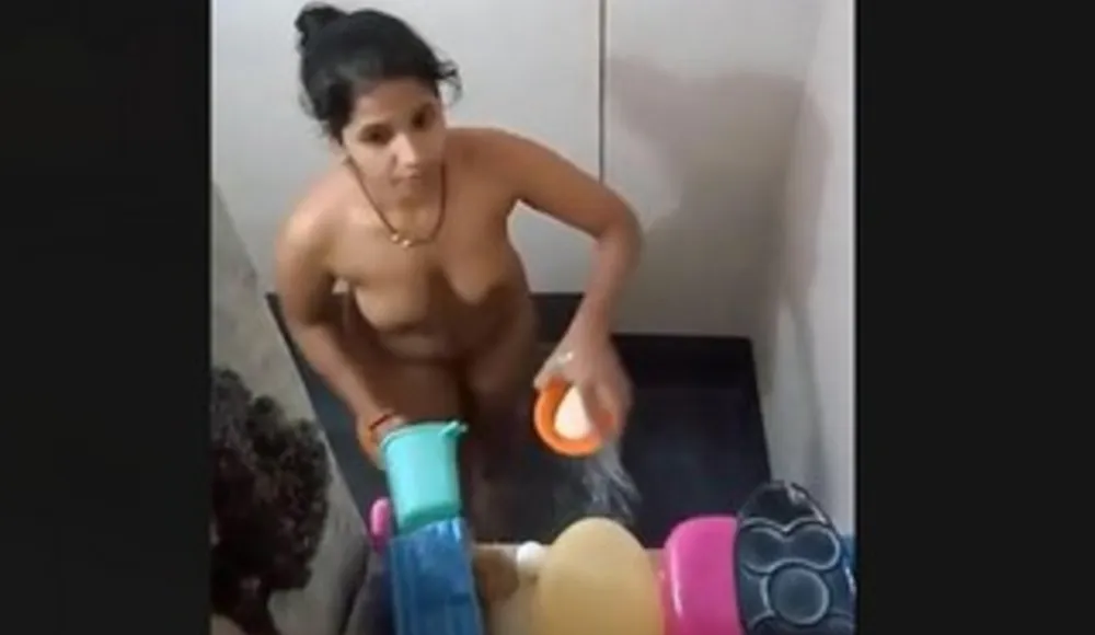 Desi Bhabi Capture While Bathing 2 Clips